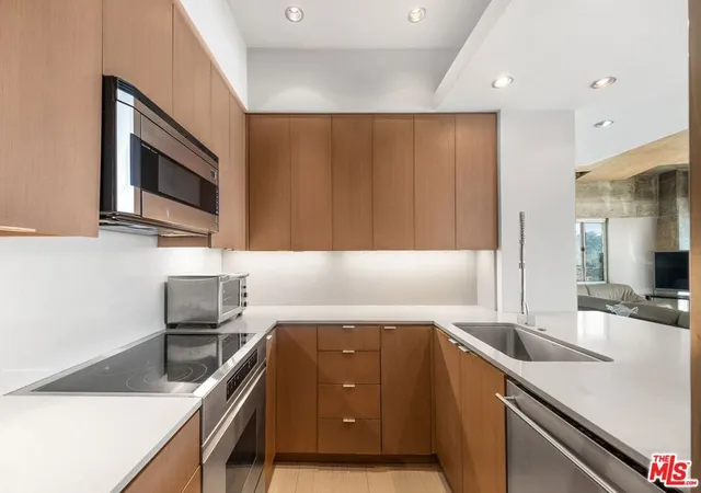 5th image of 7135 Hollywood Blvd, Los Angeles, CA 90046