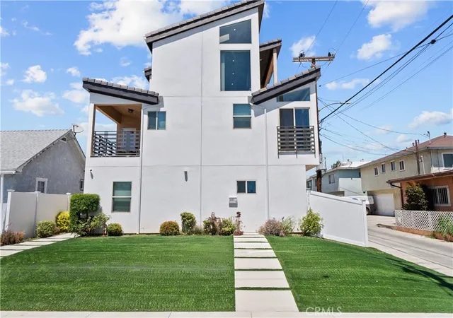 Homes for sale in Inglewood, CA | 1013 E La Palma, Inglewood, CA 90301 | MLS# SR26079670