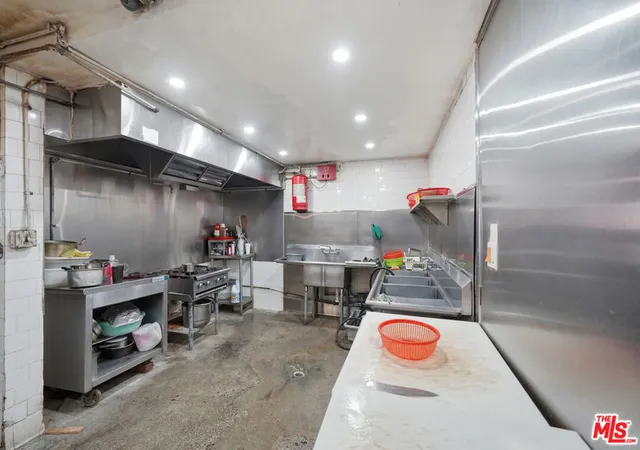 Listing Photo 5 - Condo for sale in building located at 1025 W 101st St, Los Angeles, CA 90044