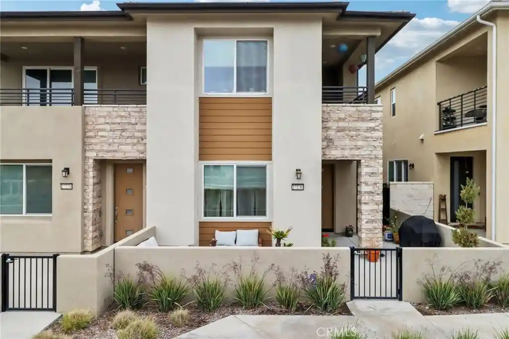 Townhouse for sale at 27230 Red Willow Ct, Valencia, CA 91381 | MLS# SR26078372