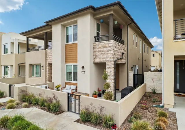 2nd image of 27230 Red Willow Ct, Valencia, CA 91381 | MLS# SR26078372