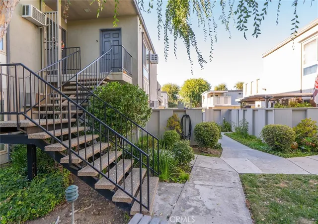 2nd image of 6041 Fountain Park St #9, Woodland Hills, CA 91367 | MLS# SR26080591
