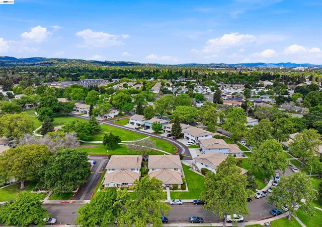 Listing Photo 4 - Condo for sale in building located at 1494 Del Rio Cir, Concord, CA 94518 - Unit #D