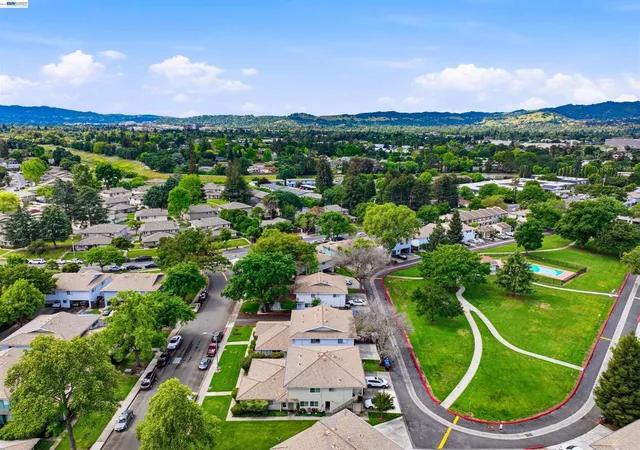 Listing Photo 5 - Condo for sale in building located at 1494 Del Rio Cir, Concord, CA 94518 - Unit #D