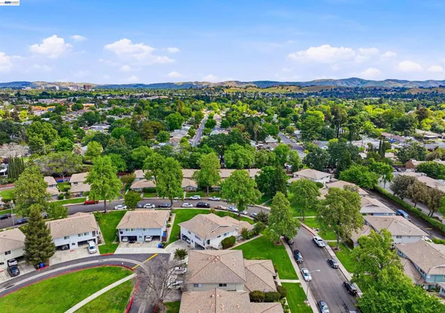 Listing Photo 2 - Condo for sale in building located at 1494 Del Rio Cir, Concord, CA 94518 - Unit #D