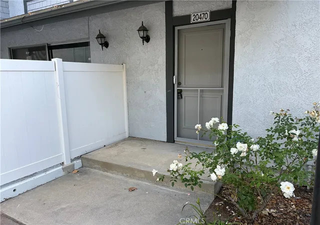 Listing Photo 2 - Condo for sale in building located at 20470 Elm Hl Ln, Yorba Linda, CA 92886 - Unit #
