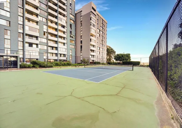 Listing Photo 2 - Condo for sale in building located at 555 Pierce St, Albany, CA 94706 - Unit #520