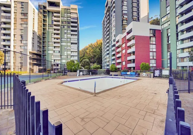 Listing Photo 3 - Condo for sale in building located at 555 Pierce St, Albany, CA 94706 - Unit #520
