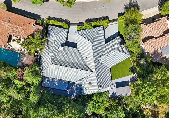 Photo 2 of Single family home for sale at 4900 Queen Victoria, Woodland Hills, CA 91364 | MLS# DW26081920 | Listing updated on 2026-09-25