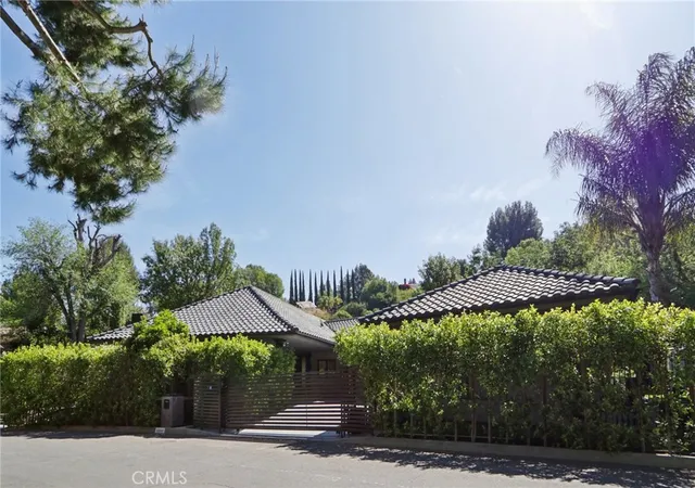 Photo 3 of Single family home for sale at 4900 Queen Victoria, Woodland Hills, CA 91364 | MLS# DW26081920 | Listing updated on 2026-09-25