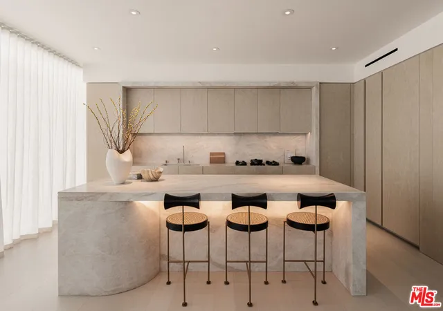 3rd image of 9200 Wilshire Blvd, Beverly Hills, CA 90212