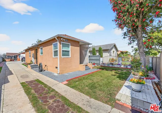 Listing Photo 5 - Condo for sale in building located at 423 E 127th St, Los Angeles, CA 90061