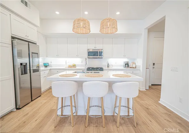 2nd image of 27212 Diamon Peak Ln #203, Valencia, CA 91381 | MLS# SR26082792