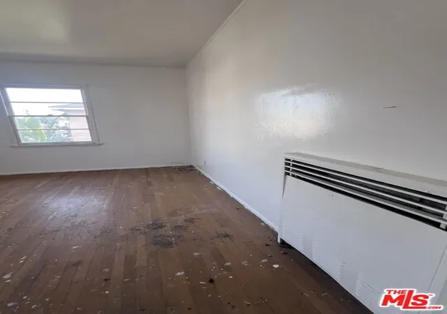 Listing Photo 2 - Condo for sale in building located at 6130 S Hobart Blvd, Los Angeles, CA 90047 - Unit #