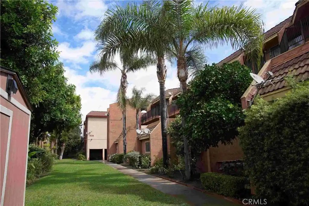 Listing Photo 2 - Condo for sale in 1021 W Bishop located at 1021 W Bishop, Santa Ana, CA 92703 - Unit #212/I