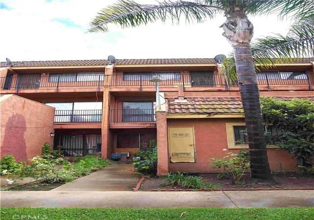Photo 3 of Condo for sale at 1021 W Bishop #212/I, Santa Ana, CA 92703 | MLS# OC26078656 | Listing updated on 2026-09-02