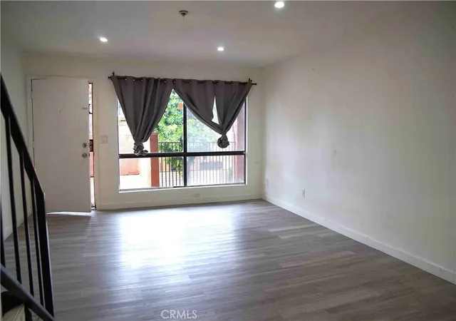 Listing Photo 5 - Condo for sale in building located at 1021 W Bishop, Santa Ana, CA 92703 - Unit #212/I