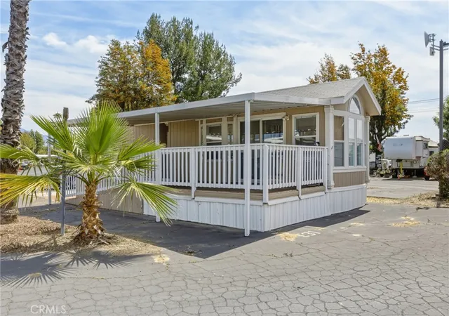 Photo 2 of Sale Pending at 2750 W Acacia Ave, Hemet, CA 92545 | MLS# IG26082655 | Listing updated on 2026-09-21