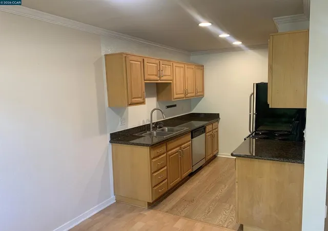Listing Photo 4 - Condo for sale in building located at 96 Lakeshore Ct, Richmond, CA 94804