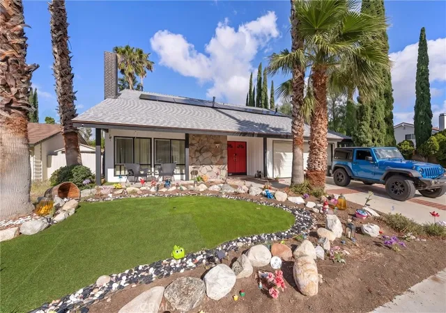 Photo 2 of Single family home for sale at 28975 Gladiolus Dr, Canyon Country, CA 91387 | MLS# PW26084194 | Listing updated on 2026-06-01