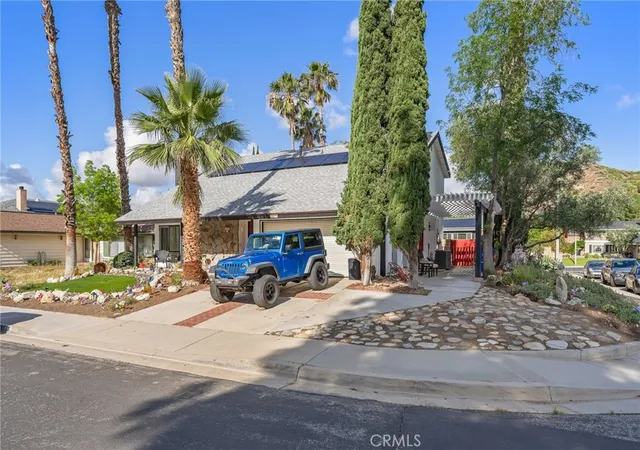 Photo 3 of Single family home for sale at 28975 Gladiolus Dr, Canyon Country, CA 91387 | MLS# PW26084194 | Listing updated on 2026-06-01