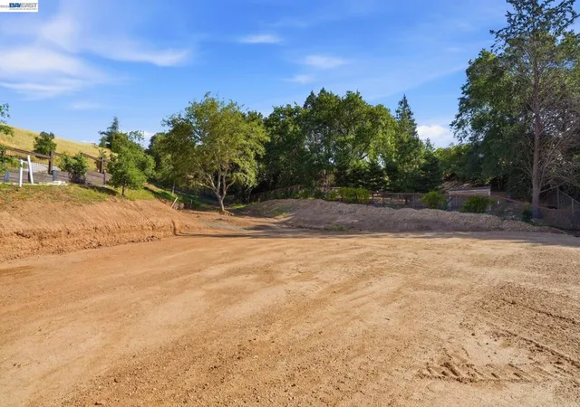 Photo 3 of Sale Pending at 22 The Nines, Lafayette, CA 94549 | MLS# 41131569 | Listing updated on 2026-05-07