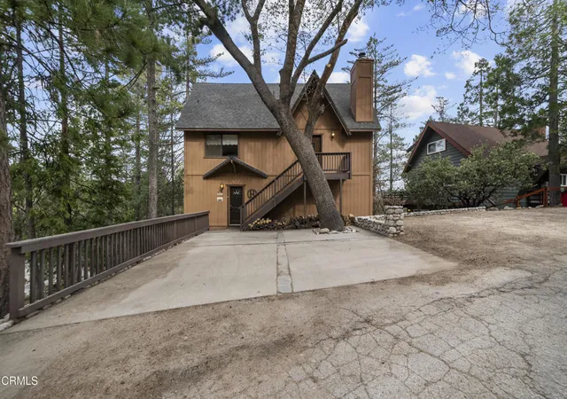 Photo 3 of Single family home for sale at 864 Nadelhorn Dr, Lake Arrowhead, CA 92352 | MLS# V1-35895 | Listing updated on 2026-09-12