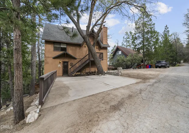 Photo 4 of Single family home for sale at 864 Nadelhorn Dr, Lake Arrowhead, CA 92352 | MLS# V1-35895 | Listing updated on 2026-09-12