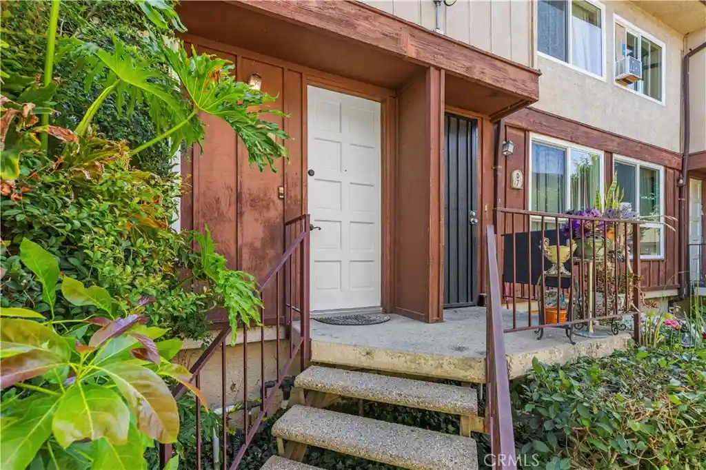 Photo 1 of Sale Pending at 7320 Lennox Ave #D8, Van Nuys, CA 91405 | MLS# SR26084570 | Listing updated on 2026-10-14