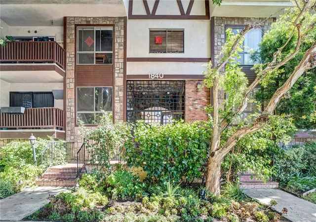 2nd image of 1840 Camden #202, Los Angeles, CA 90025 | MLS# RS26084919
