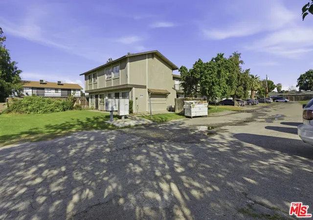 Listing Photo 4 - Condo for sale in building located at 330 Roberts Ln, Bakersfield, CA 93308