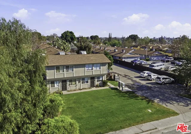 Listing Photo 5 - Condo for sale in building located at 330 Roberts Ln, Bakersfield, CA 93308