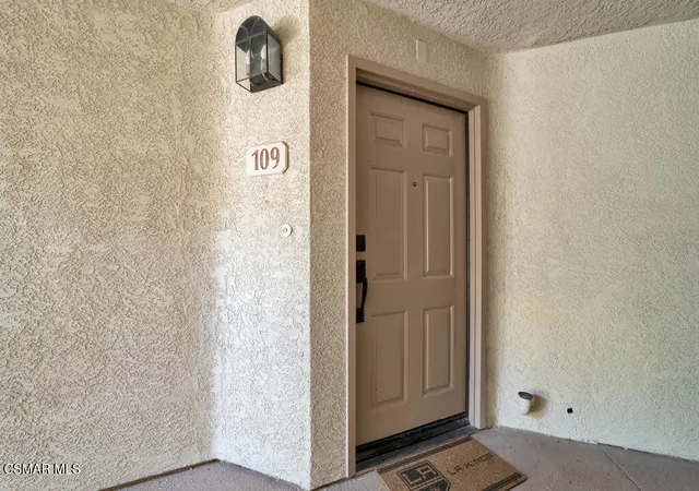 3rd image of 653 Oak Run Trl, Oak Park, CA 91377