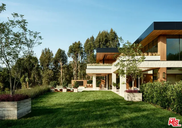 3rd image of 401 N Tigertail Rd, Los Angeles, CA 90049 | MLS# 26759013