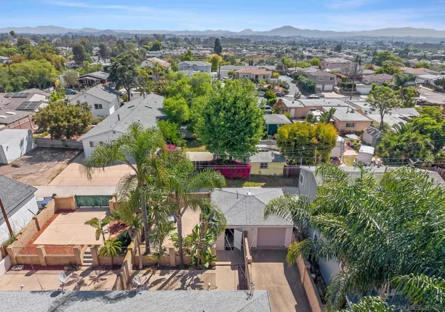 Listing Photo 2 - Condo for sale in building located at 2237 39 Commonwealth Ave, San Diego, CA 92104 - Unit #