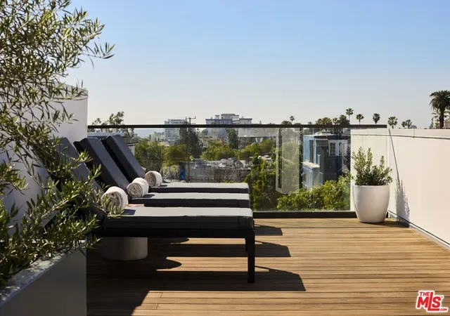 5th image of 702 N Doheny Dr #TH12, West Hollywood, CA 90069 | MLS# 26740087