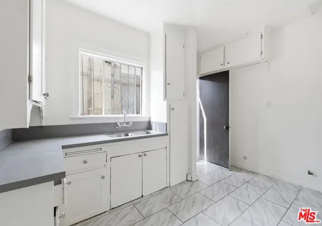 Listing Photo 5 - Condo for sale in building located at 1570 E 110th St, Los Angeles, CA 90059