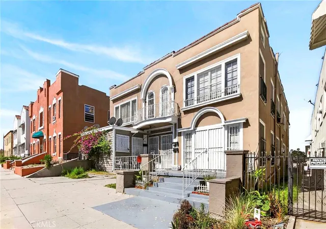 1st image of 139 S Manhattan, Los Angeles, CA 90004 | MLS# DW26085689