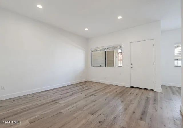 Listing Photo 4 - Condo for sale in building located at 98 Maegan Pl, Thousand Oaks, CA 91362 - Unit #6