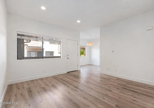 Listing Photo 5 - Condo for sale in building located at 98 Maegan Pl, Thousand Oaks, CA 91362 - Unit #6