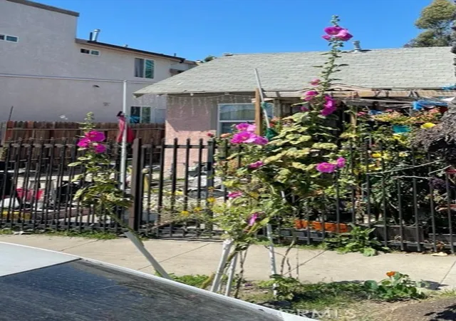 Homes for sale in Los Angeles, CA | 207 E 94th, Los Angeles, CA 90003 | MLS# DW26087536