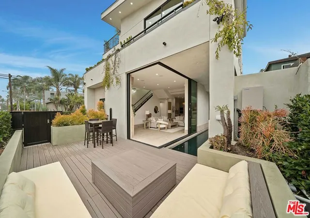 2nd image of 701 Vernon Ave, Venice, CA 90291 | MLS# 26772009