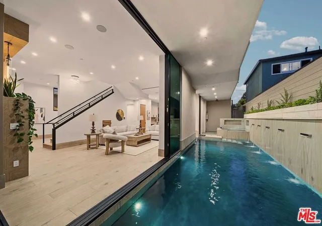 3rd image of 701 Vernon Ave, Venice, CA 90291 | MLS# 26772009