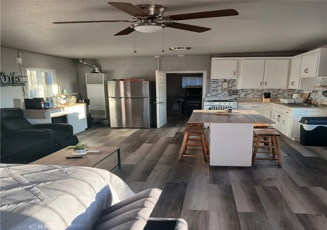 3rd image of 21025 Medford Wy, Apple Valley, CA 92308 | MLS# HD26087676