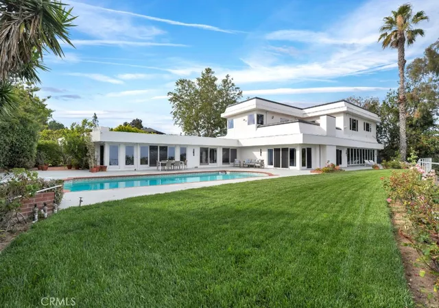 Photo 1 of Sale Pending at 2906 Elvido Dr, Los Angeles, CA 90049 | MLS# SR26085730 | Listing updated on 2026-10-10