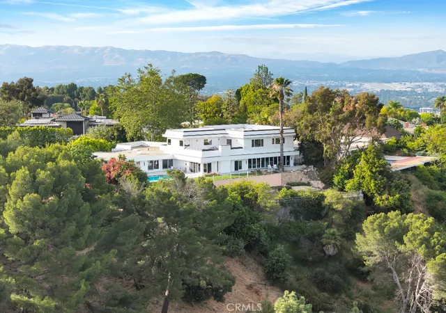 Photo 2 of Sale Pending at 2906 Elvido Dr, Los Angeles, CA 90049 | MLS# SR26085730 | Listing updated on 2026-10-10