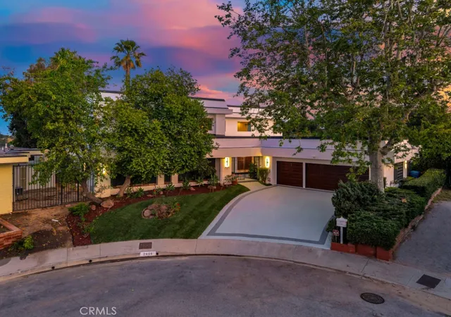 Photo 3 of Sale Pending at 2906 Elvido Dr, Los Angeles, CA 90049 | MLS# SR26085730 | Listing updated on 2026-10-10
