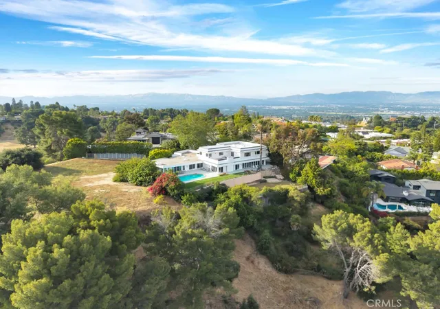 Photo 67 of Sale Pending at 2906 Elvido Dr, Los Angeles, CA 90049 | MLS# SR26085730 | Listing updated on 2026-10-10