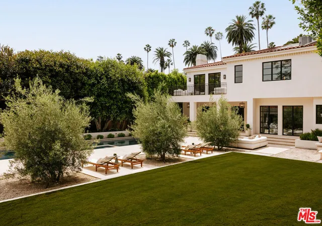 Homes for sale in Beverly Hills, CA | 906 N Beverly Dr, Beverly Hills, CA 90210 | MLS# 26663631
