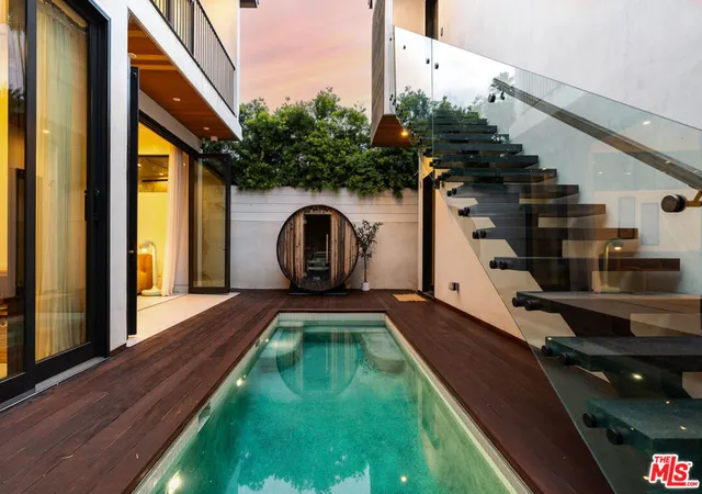 3rd image of 832 Milwood Ave, Venice, CA 90291 | MLS# 26759281